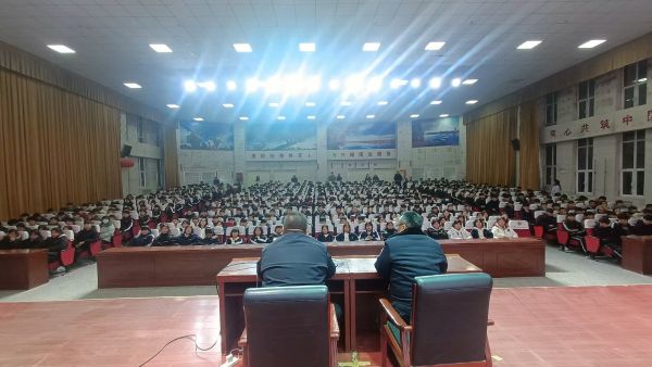 12151765793525242988.jpg 沙雅县职业技术学校礼堂内,师生认真聆听法治授课,现场秩序井然。黄雯璐摄.jpg