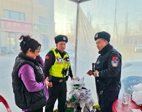 12181766054095413279.jpg 民警来到辖区临时塑料棚经营的商户处,向商户负责人普及一氧化碳中毒的危害及应急处置方法,针对摊贩取暖设备使用的安全隐患给出整改建议.jpg