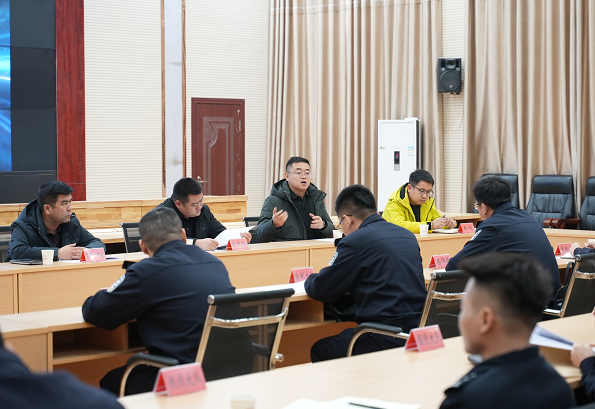 12191766151798193634.png 12 月 19 日,沙雅县公安局警媒通气会顺利召开,县委宣传部、县融媒体中心相关负责人及公安民辅警代表齐聚一堂,共商警媒合作、共话平安建设。胡兴涛摄.png