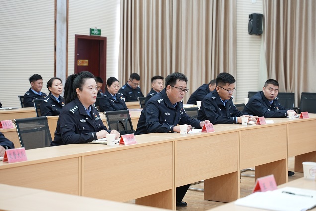 12191766151810377019.jpg 沙雅县公安局党委委员、副局长苗伟伟在警媒通气会上致辞,向长期关心支持公安工作的媒体朋友表示感谢,强调警媒互动是推动公安工作高质量发展的重要桥梁。胡兴涛摄.jpg