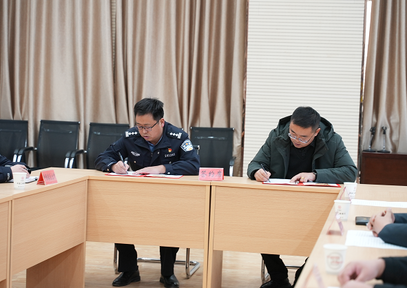 12191766151835328845.png 沙雅县公安局与县融媒体中心现场签订《警媒合作协议》,标志着双方合作迈入制度化、规范化新阶段,为讲好沙雅警察故事筑牢协作基础。胡兴涛摄.png