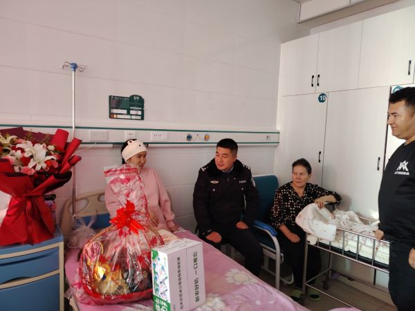 看守所民警前往医院探望住院的民警家属，送上鲜花、慰问品及组织的美好祝福敬浩龙摄。.jpg