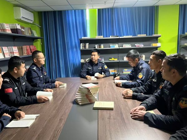 12291767002891609506.jpg 学习会现场,大家围绕党史理论书籍展开热烈讨论,思想碰撞间。敬浩龙摄.jpg