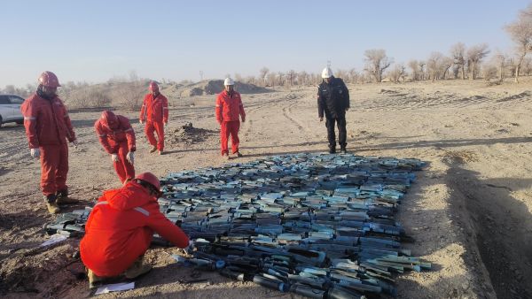 12291767003006864254.jpg 民警到场督导物资堆放现场,全面保障油区户外作业环境安全有序。黄雯璐摄.jpg