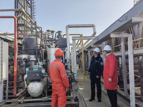 12291767003013443786.jpg 民警深入油井作业核心设备区,与现场工人细致核查装置运行安全状况黄雯璐摄.jpg