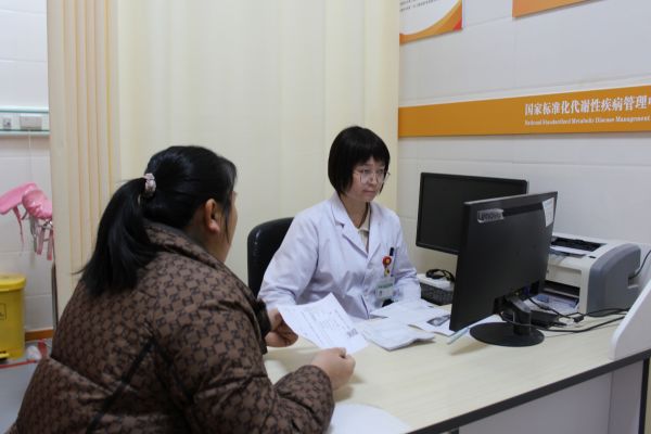 12311767177678353490.jpg 图为十二团医院妇产科副主任张粉娅在门诊坐诊。.JPG