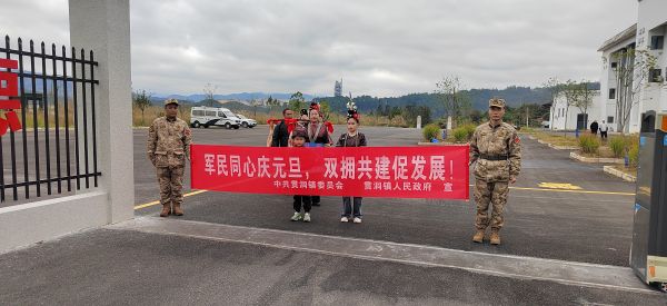 图为  慰问队伍（曾军军  摄）.jpg