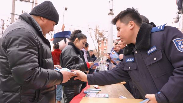 01061767696283781309.jpg 刑事侦查大队民警向群众发放普法手册,讲解防盗防诈等刑事犯罪防范知识。敬浩龙摄.jpg