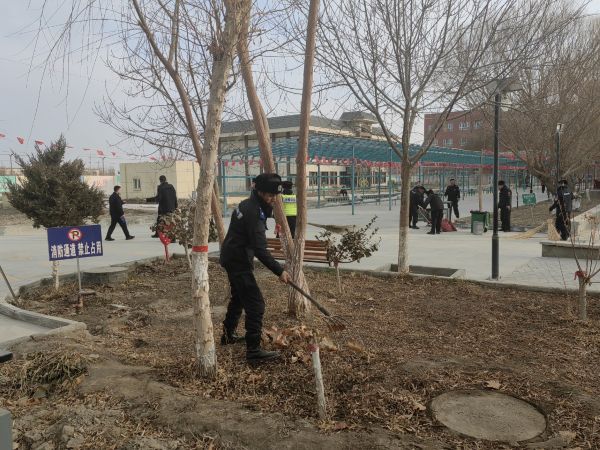 01061767696678610284.jpg 民警手持扫帚,正在敬老院庭院的树旁清扫落叶。敬浩龙摄.jpg