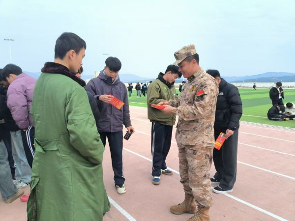 图为  发放征兵宣传资料现场（孟美玲  摄）.jpg