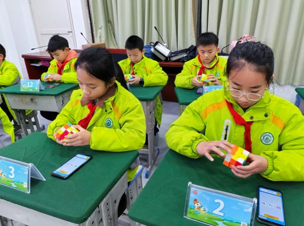 1月13日，学生在从江县城关第一小学参加首届数学思维素养大赛。 (1).jpg