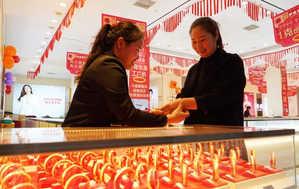 2026年1月16日，在贵州省黔东南苗族侗族自治州从江县一家黄金店内，顾客正在挑选黄金饰品。 (4).jpg