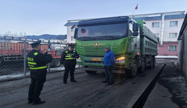 图二：执法人员对超限货运车辆进行查处.png