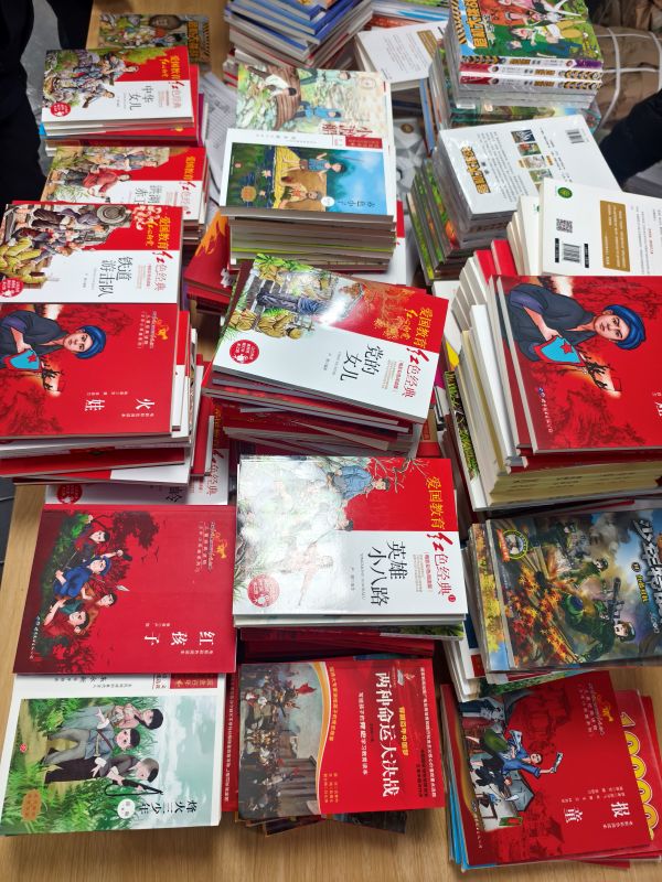 图为  捐赠的红色书籍（陈大宇  摄）.jpg