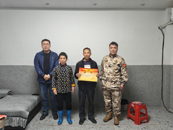 图为  贯洞镇党委书记、人武部长为现役军人家庭送喜报现场（曾军军  摄）.jpg