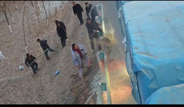 01221769082117769354.jpg 民警紧急开展灭火挽损行动-拍日代姆摄 (1).jpg