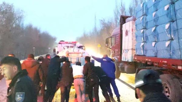 01221769082122405758.jpg 民警紧急开展灭火挽损行动-拍日代姆摄 (2).jpg