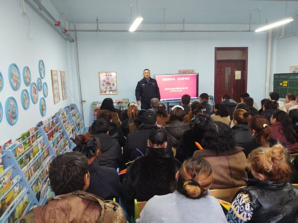 01231769166373399306.jpg 民警开展幼儿家长安全宣传教育-米克热古丽.jpg