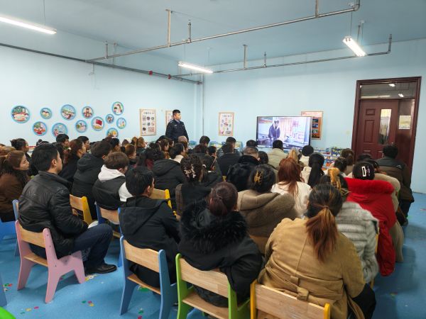 01231769166377380353.jpg 民警为幼儿家长开展安全宣传教育-米克热古丽、摄.jpg