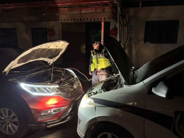 01231769166557761099.jpg 英买力镇派出所民警援手解民忧照片,摄影者排日代姆 (2).jpg