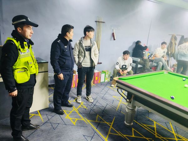 民警结合相关案例在辖区娱乐场所开展普法宣传教育-佐合热古丽摄.jpg