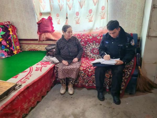 民警开展入户走访送安全-佐合热古丽摄 (1).jpg