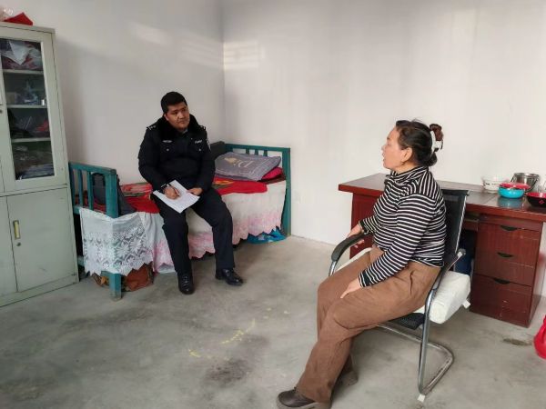 民警开展入户走访送安全-佐合热古丽摄 (2).jpg