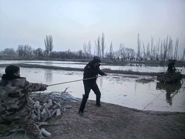 民警帮助群众救援落水三轮车。摄影者排日代姆 (2).jpg