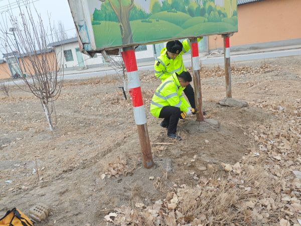 01271769508505515760.jpg 执法人员使用工具拆除无归属非法宣传牌.jpg