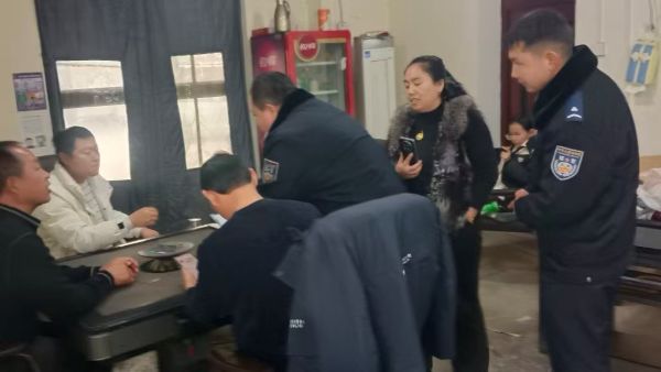 01281769598495395401.jpg 民警对娱乐场所开展安全检查和宣传 (1).jpg