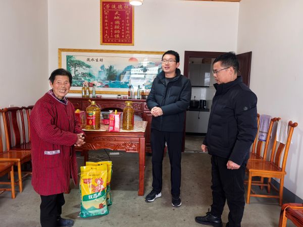送慰问物资上门。.jpg