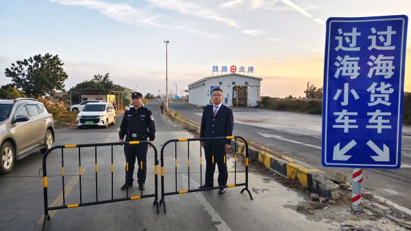 02021770034535289408.jpg 民警分流车辆.jpg