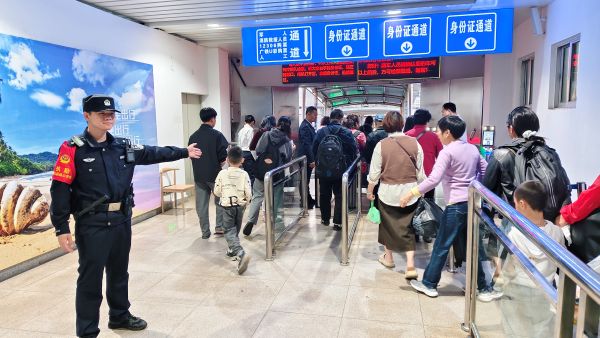 02021770034539813101.jpg 民警维护旅客乘降秩序.jpg