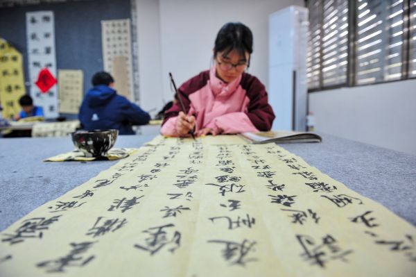 2026年2月3日，学生在贵州省黔东南苗族侗族自治州从江县一家书法培训中心练习书法。 (8).jpg