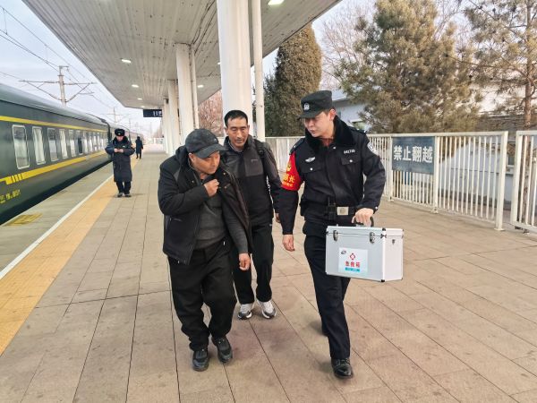 在简单救助后，民警护送旅客出站.jpg