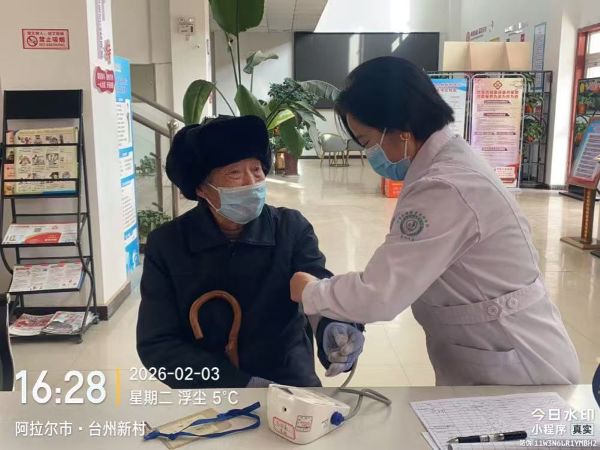春节前夕，图为十二团医院社区卫生服务中心家庭医生李淑琴为老人量血压等健康服务。.jpg