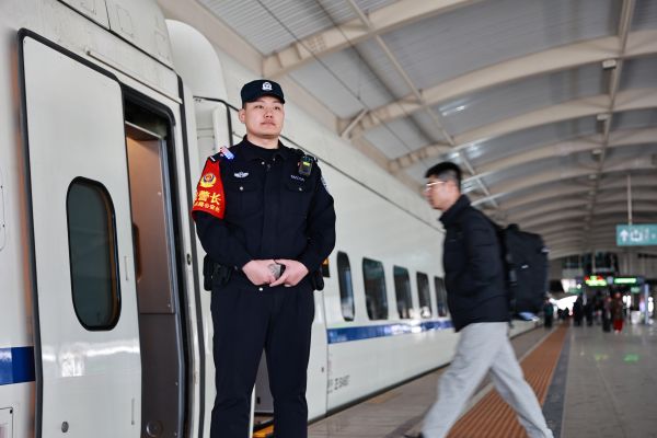 值乘民警在站台立岗.JPG