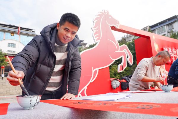 2026年2月11日，在贵州省从江县举行的“送万福·进万家”送春联活动现场，书法爱好者为群众书写春联送祝福。 (2).jpg