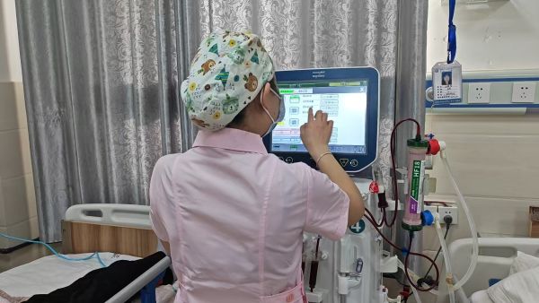图为十二团医院血透室护士全程密切观察患者的生命体征、治疗参数及主观感受。.jpg