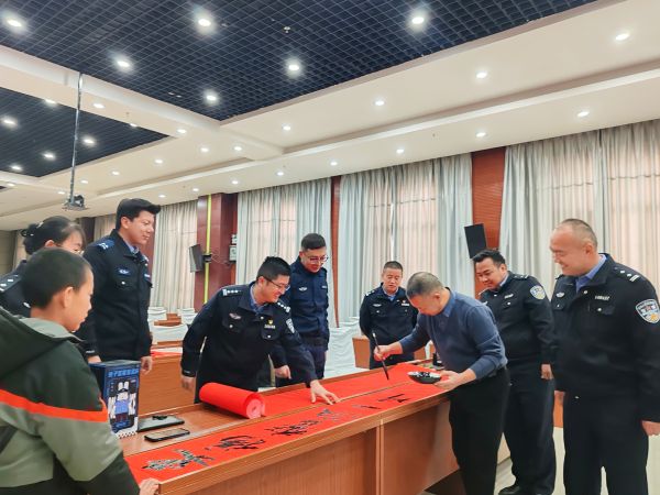 民警围观书法老师创作-杨宇豪摄 (1).jpg