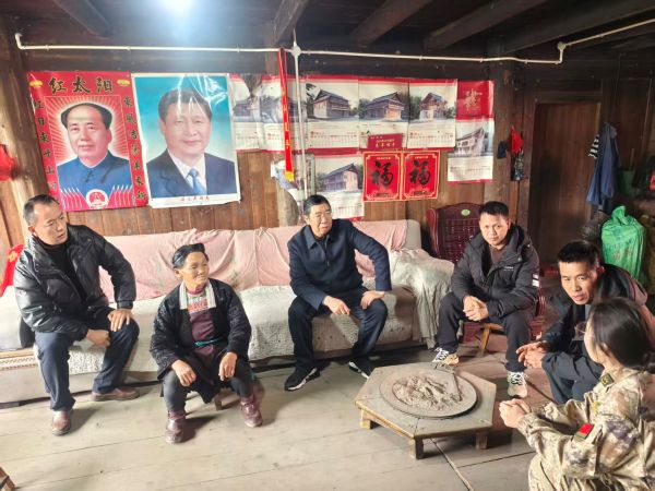 图为  慰问组一行在丙妹镇大塘村与现役军人贾某华家属座谈现场（陈大宇  摄）.jpg