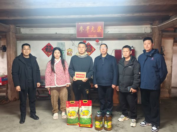 图为 在高增乡银良村慰问退役军人吴奎荣合影现场（陈大宇 摄）.jpg