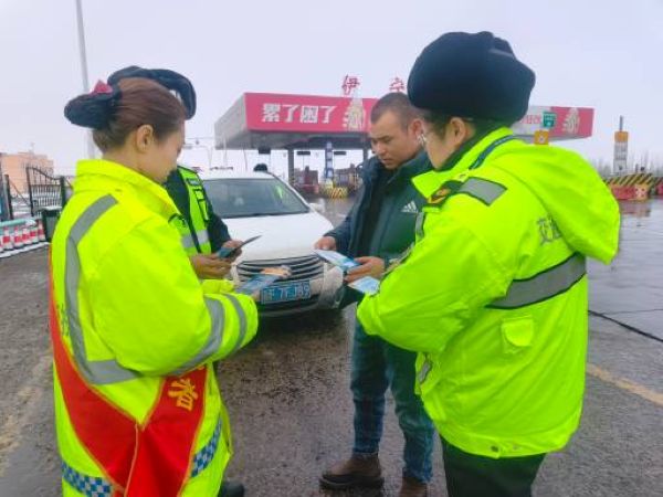 执法人员向过往司乘人员讲解法律法规.jpg