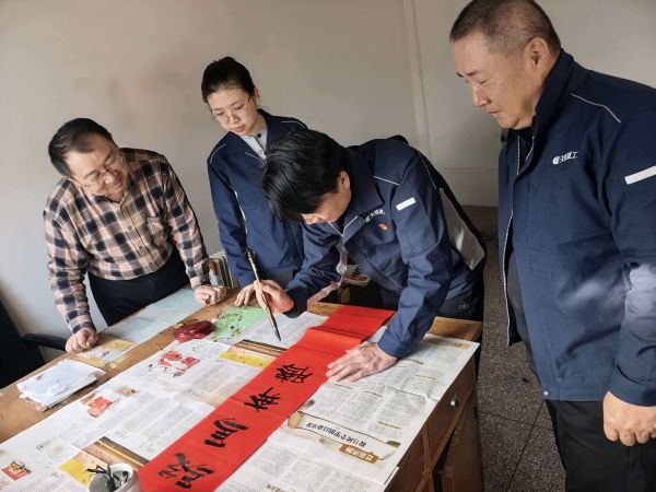 天筑集团重力公司举办“迎新春·送万福”写春联活动.jpg