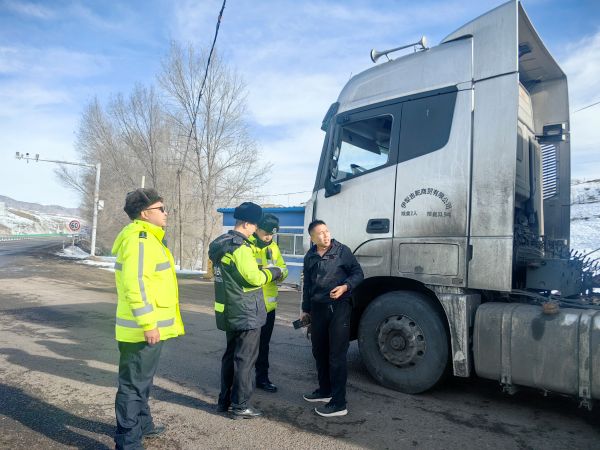 图二：特克斯执法大队联合公安交警部门开展路警联合治超.jpg