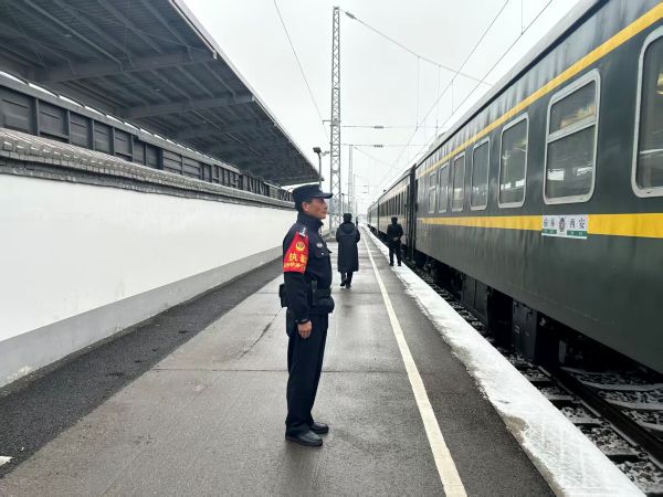 02251772018165210338.jpg 图1:民警老杨在车站执勤.jpg
