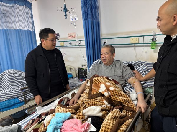 02261772115408300120.jpg 图为 陆远海与石怀江及其家属亲切交谈现场(吴先红 摄).jpg