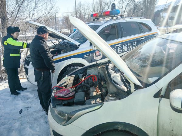 02271772202347917023.jpg 图为:执法人员对事故车辆开展救援.jpg