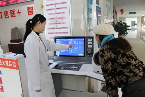2月27日，图为十二团医院门诊导医彭芳为来院就诊的居民进行智慧健康服务，讲解智慧健康体检健康指数。.JPG