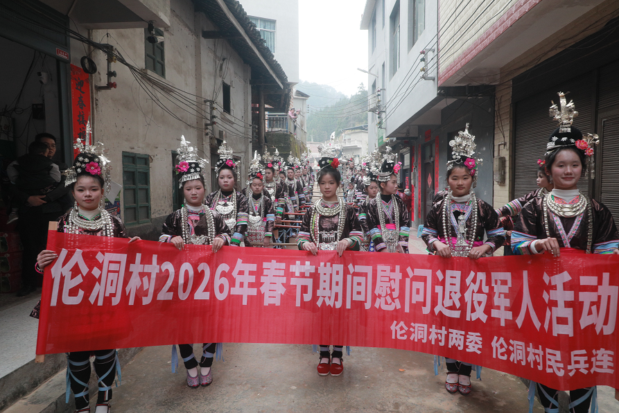 图为  慰问队伍（杨昌颖  摄）1.png